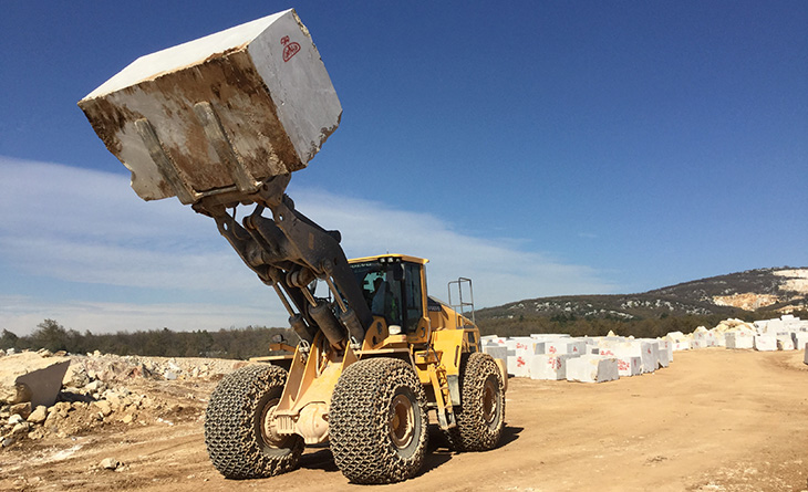 MERMERİN TURQUALITY'Sİ SİLKAR MADENCİLİK, AĞIR BLOKLARI VOLVOLARLA KUCAKLIYOR